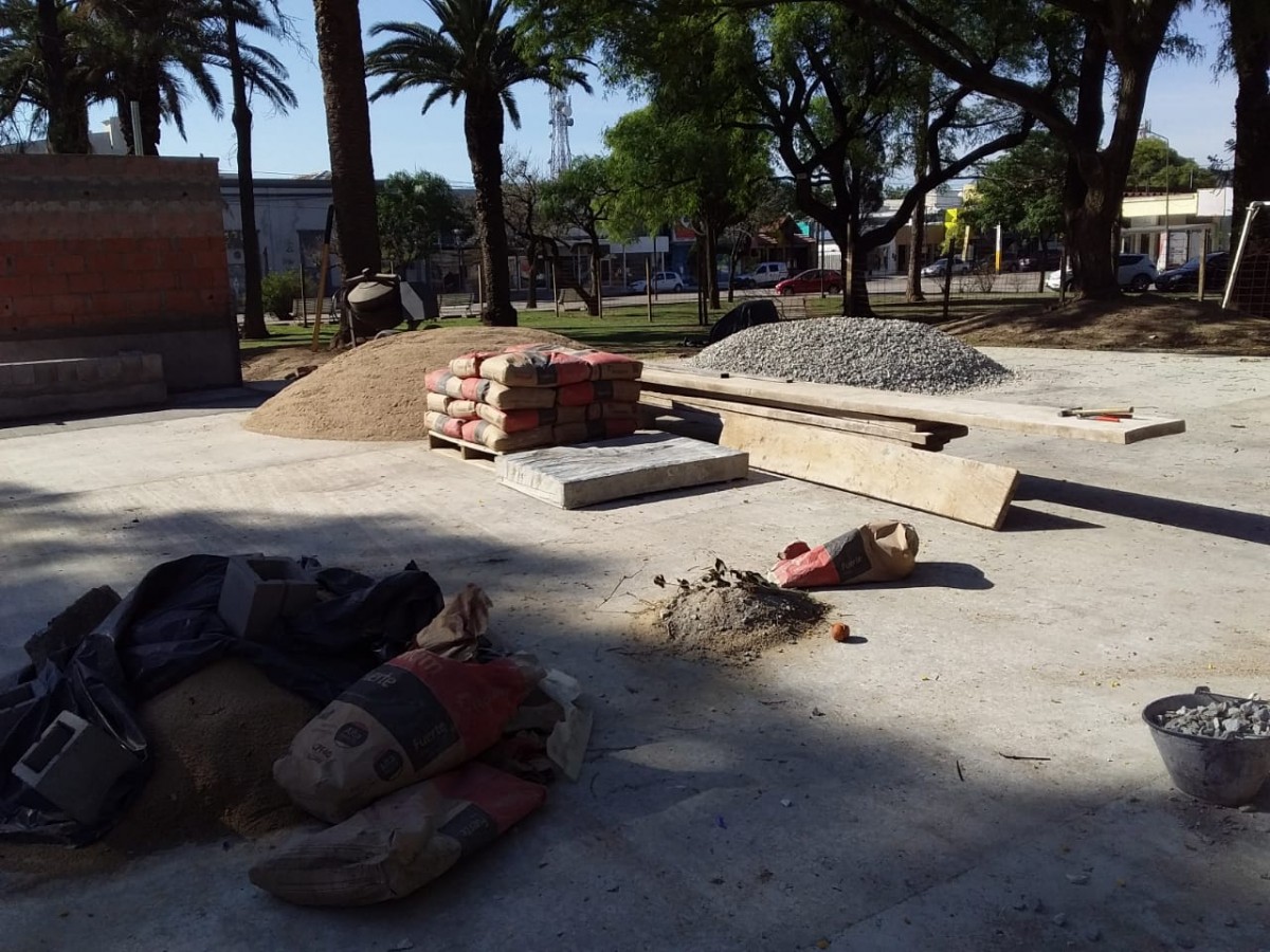 Trabajan a contrarreloj en plaza San Martín