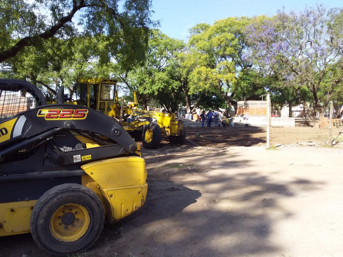 Trabajan a contrarreloj en plaza San Martín
