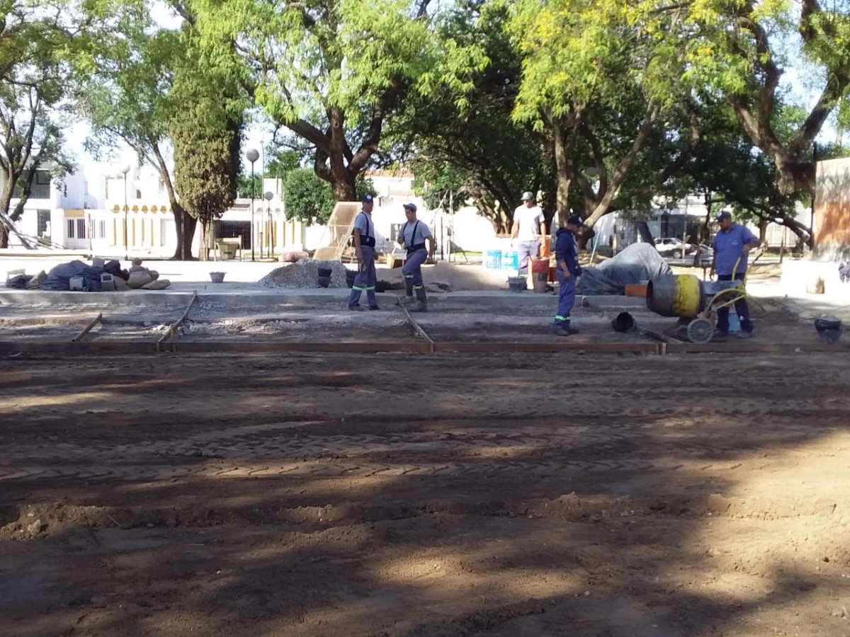 Trabajan a contrarreloj en plaza San Martín
