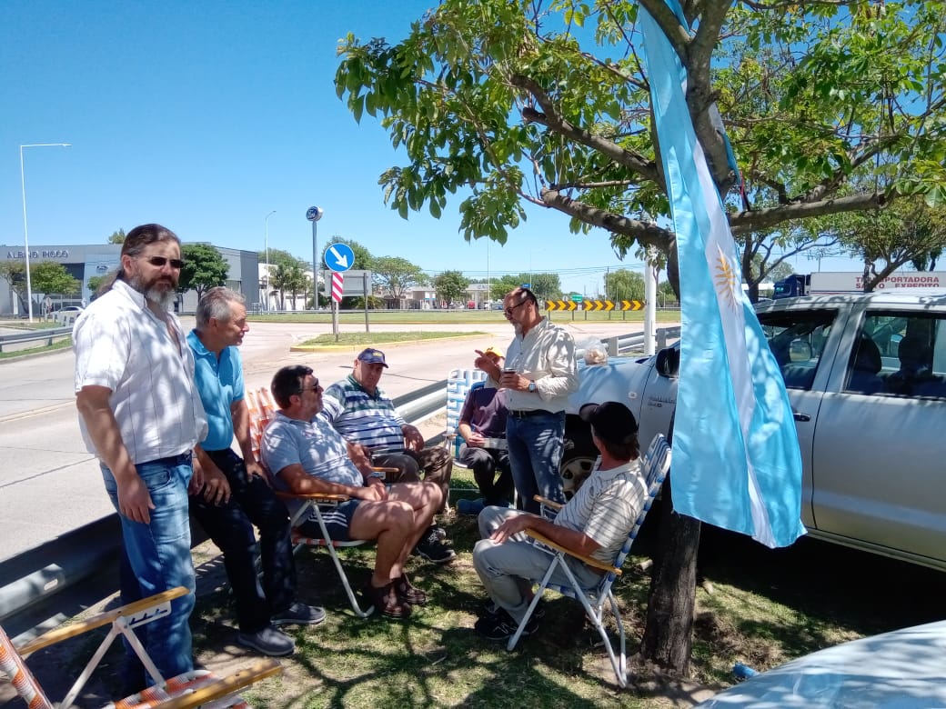 Productores agropecuarios se manifestaron contra el Gobierno Nacional en la rotonda de Las Varillas