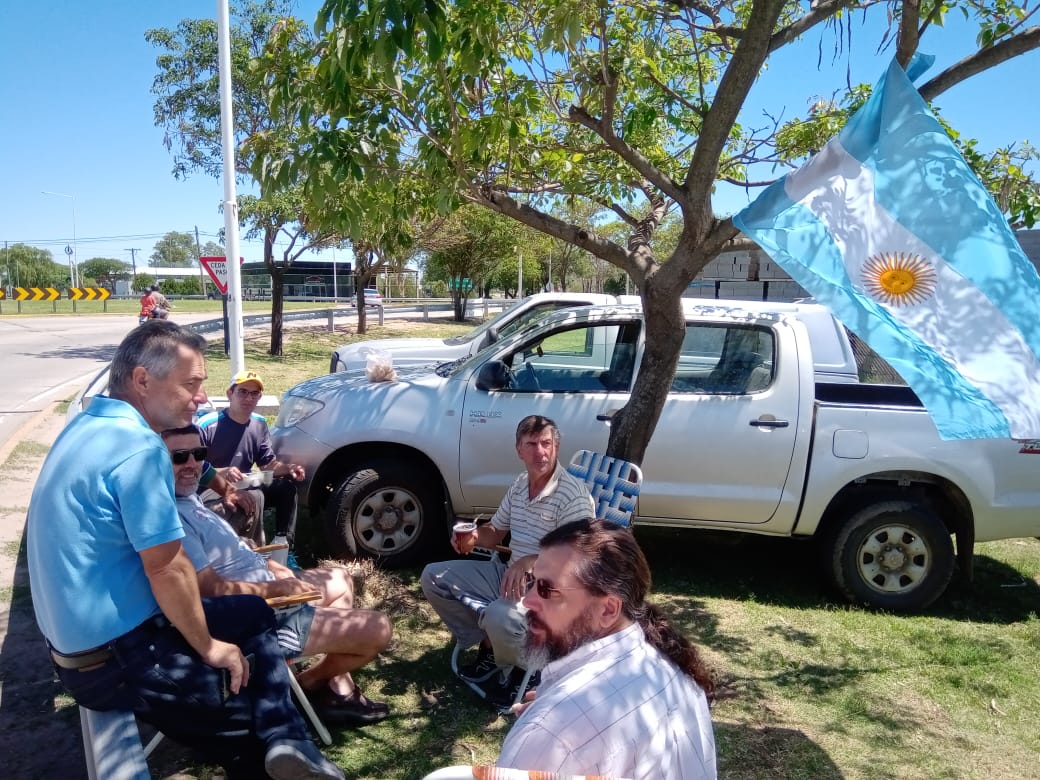 Productores agropecuarios se manifestaron contra el Gobierno Nacional en la rotonda de Las Varillas