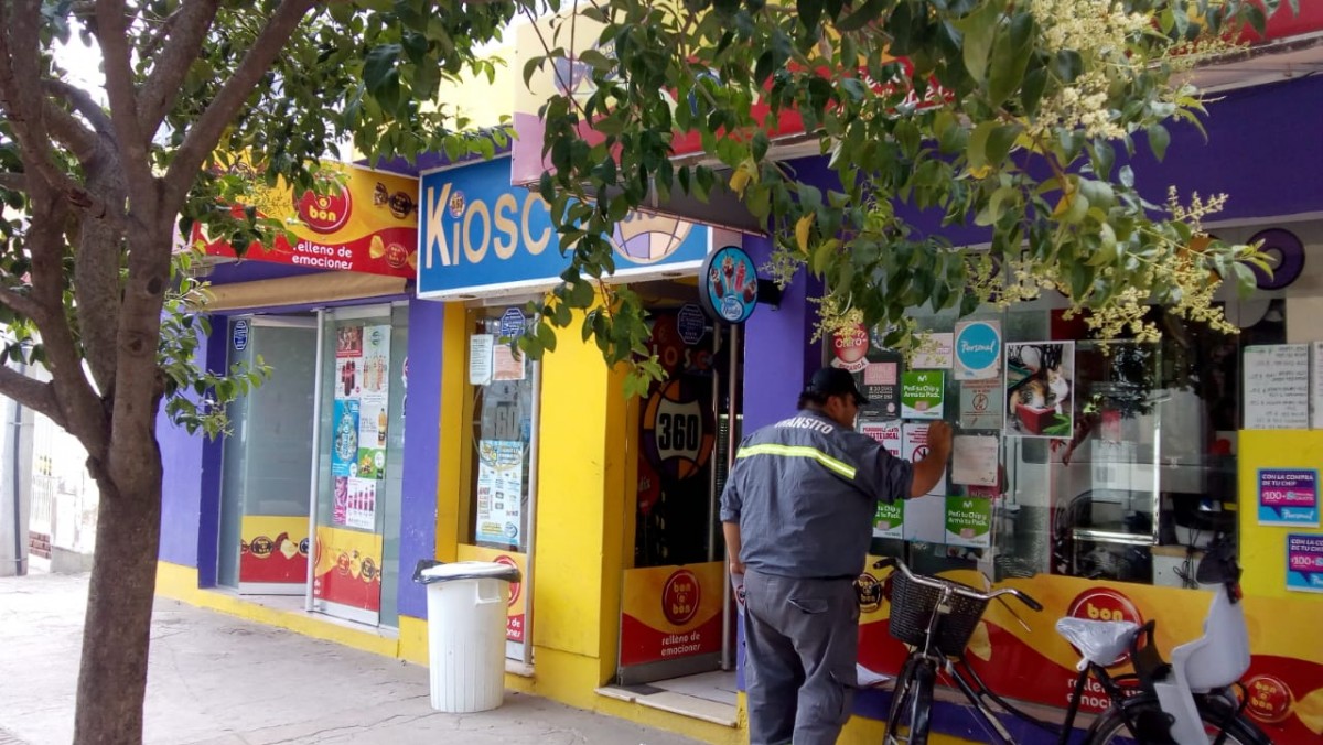 Comienzan las pegatinas en comercios sobre la prohibición de venta de alcohol a menores