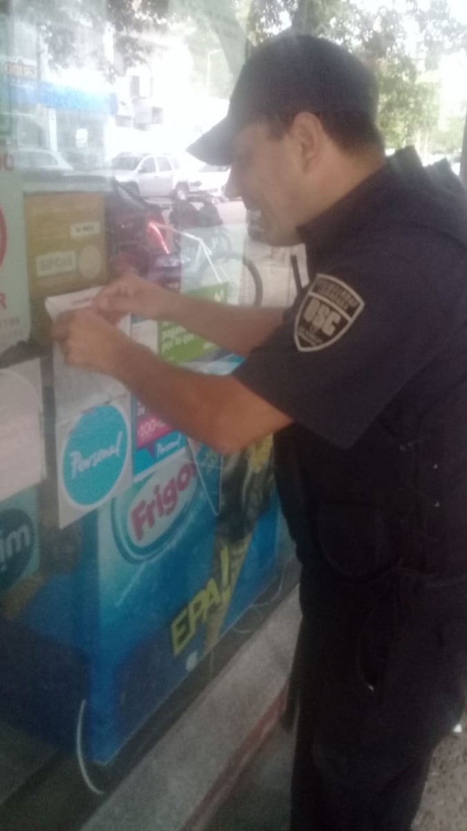 Comienzan las pegatinas en comercios sobre la prohibición de venta de alcohol a menores