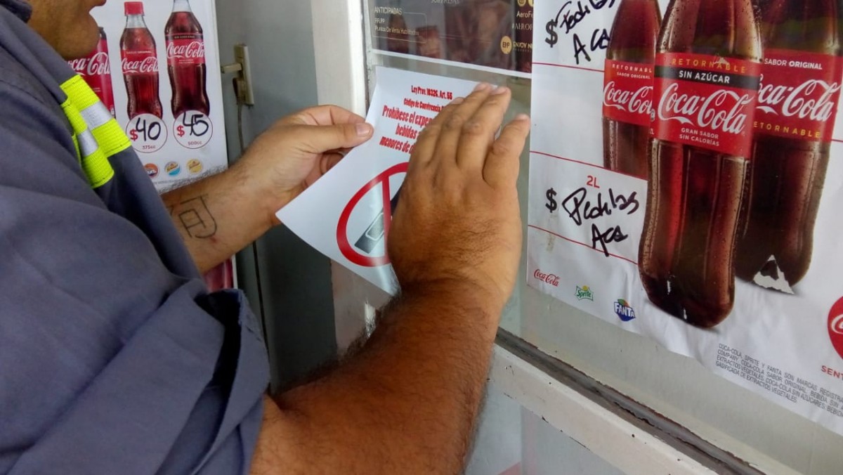Comienzan las pegatinas en comercios sobre la prohibición de venta de alcohol a menores