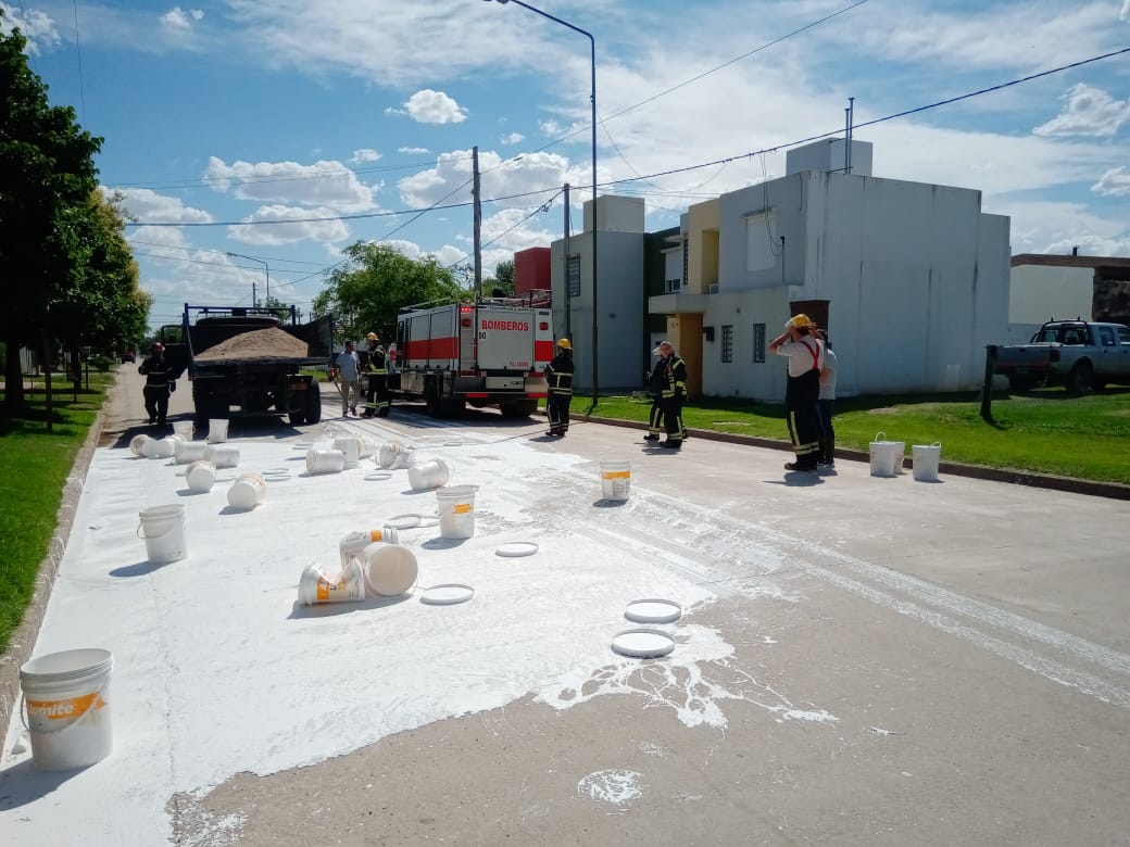 Un camión volcó carga de pintura al látex en calle Jerónimo Luis de Cabrera