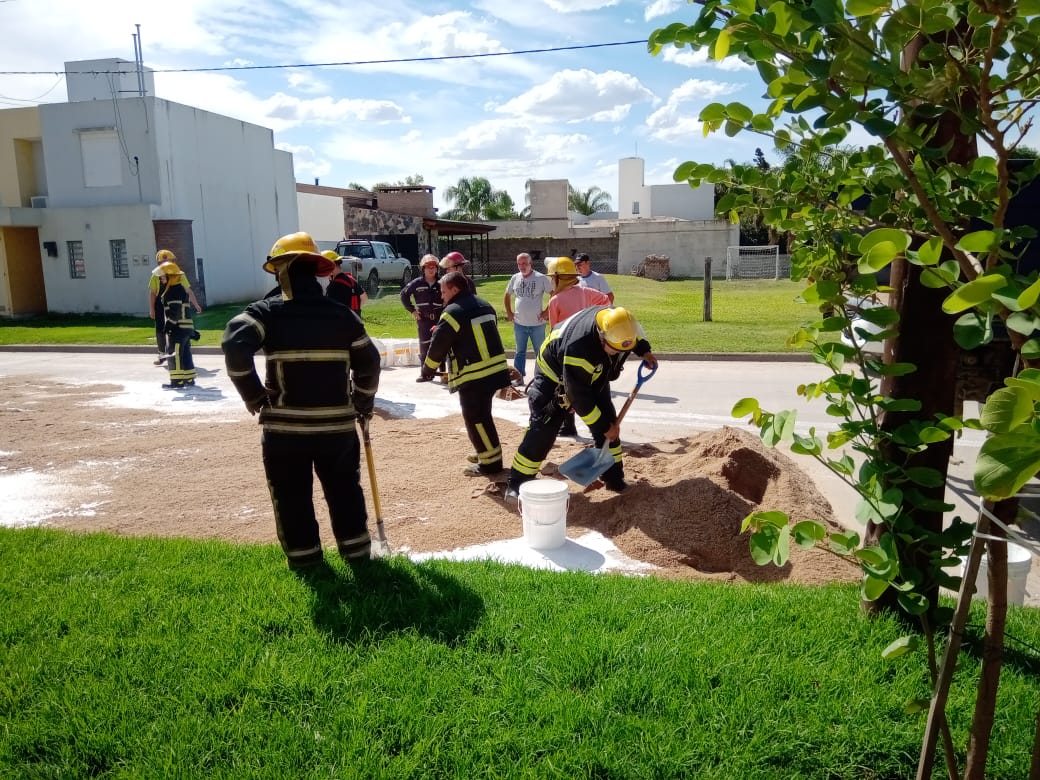 Un camión volcó carga de pintura al látex en calle Jerónimo Luis de Cabrera