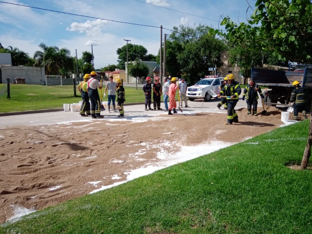 Un camión volcó carga de pintura al látex en calle Jerónimo Luis de Cabrera