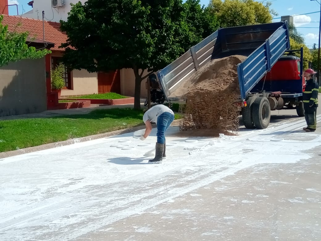 Un camión volcó carga de pintura al látex en calle Jerónimo Luis de Cabrera