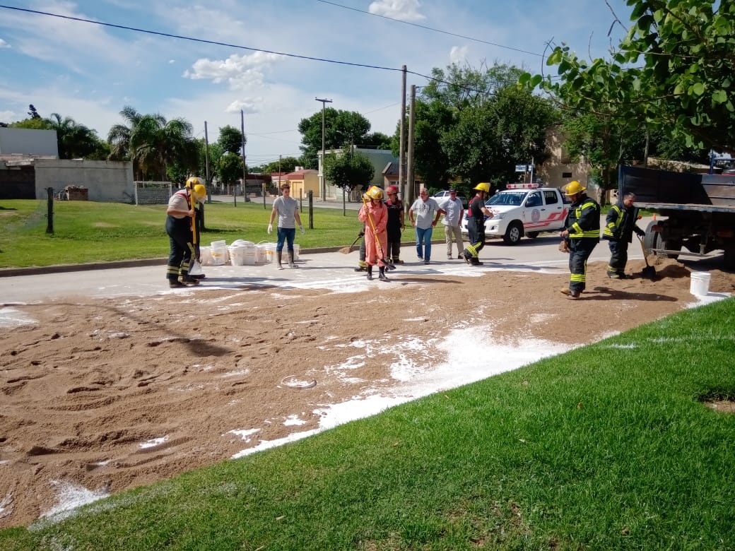 Un camión volcó carga de pintura al látex en calle Jerónimo Luis de Cabrera