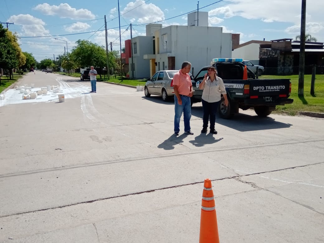 Un camión volcó carga de pintura al látex en calle Jerónimo Luis de Cabrera