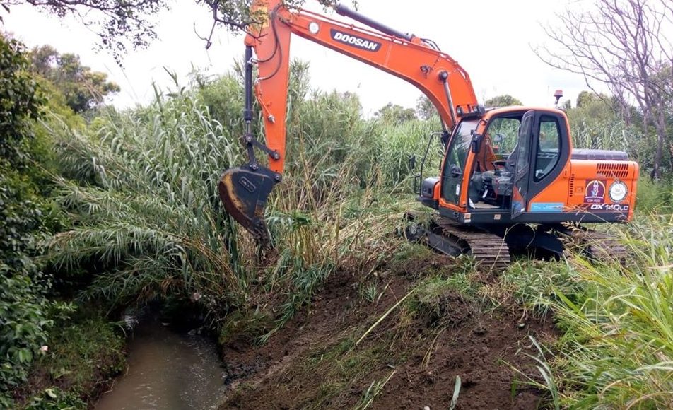 El municipio realiza una limpieza en el canal central con maquinaria del Consorcio Canalero
