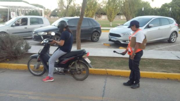 Conducir motos sin casco, la infracción más común en Las Varillas