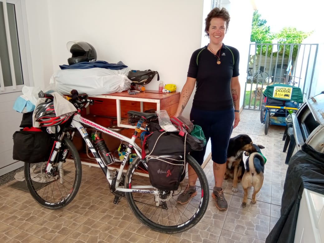 Ciclo-turista pasó por Las Varillas: ” Hasta que me den las gambas”