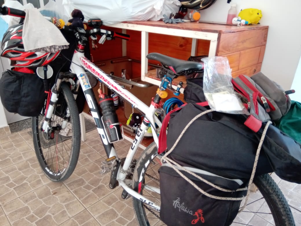 Ciclo-turista pasó por Las Varillas: ” Hasta que me den las gambas”