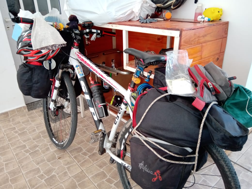 Ciclo-turista pasó por Las Varillas: ” Hasta que me den las gambas”