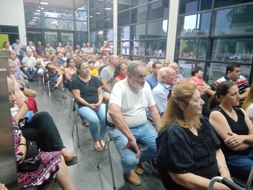 Multitudinaria y tensa reunión de adherentes al Plan Primer Hogar 1