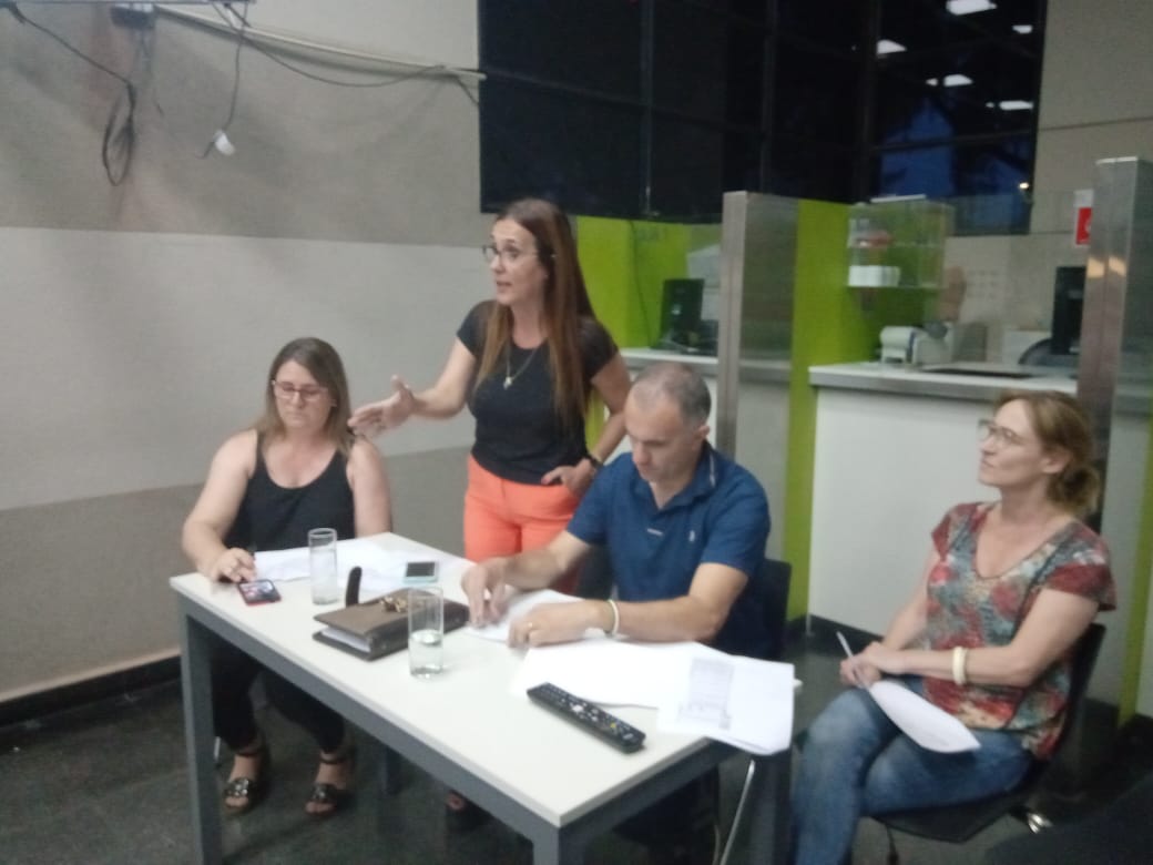 Multitudinaria y tensa reunión de adherentes al Plan Primer Hogar 1