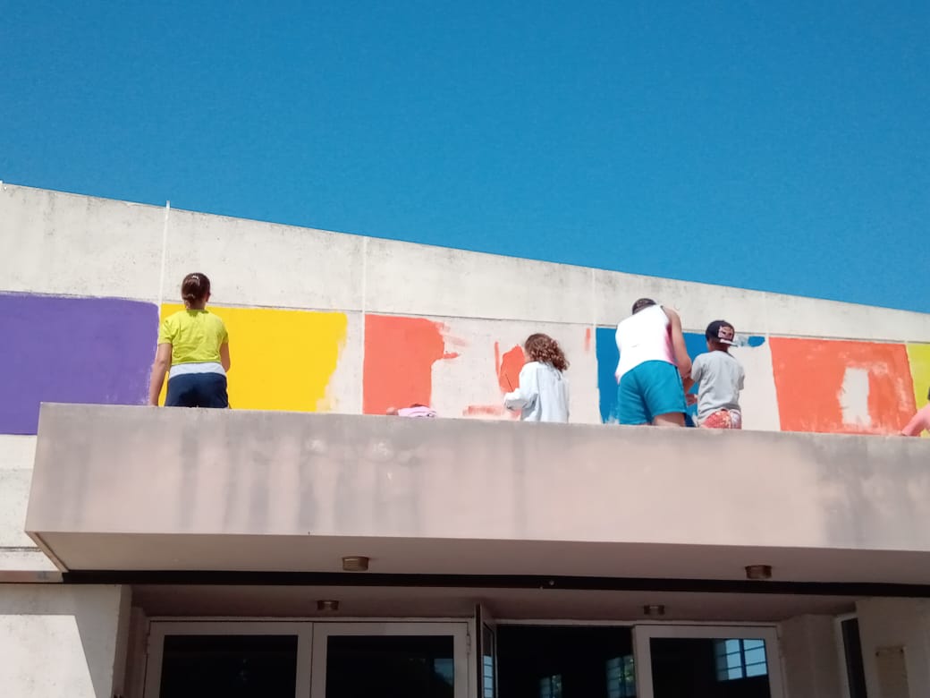 El SUM de Bº El Bosque es un mural multicolor