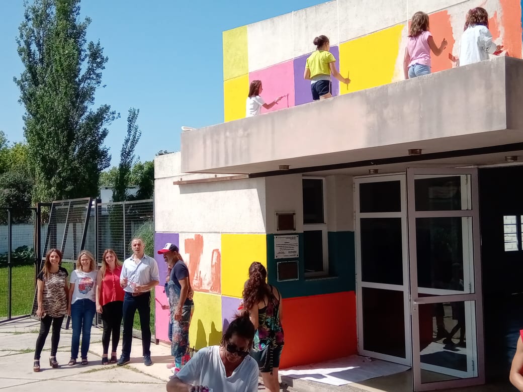 El SUM de Bº El Bosque es un mural multicolor