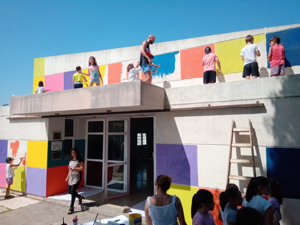 El SUM de Bº El Bosque es un mural multicolor