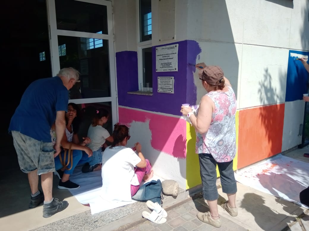 El SUM de Bº El Bosque es un mural multicolor