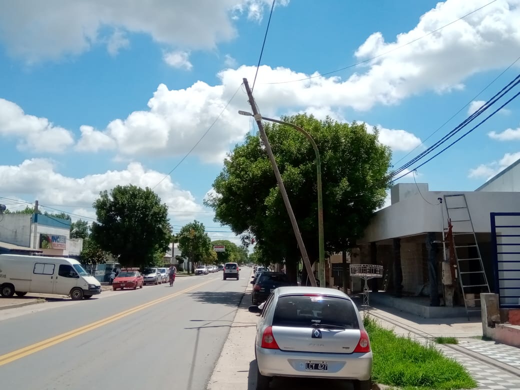 Poste inclinado genera preocupación ante posible caída