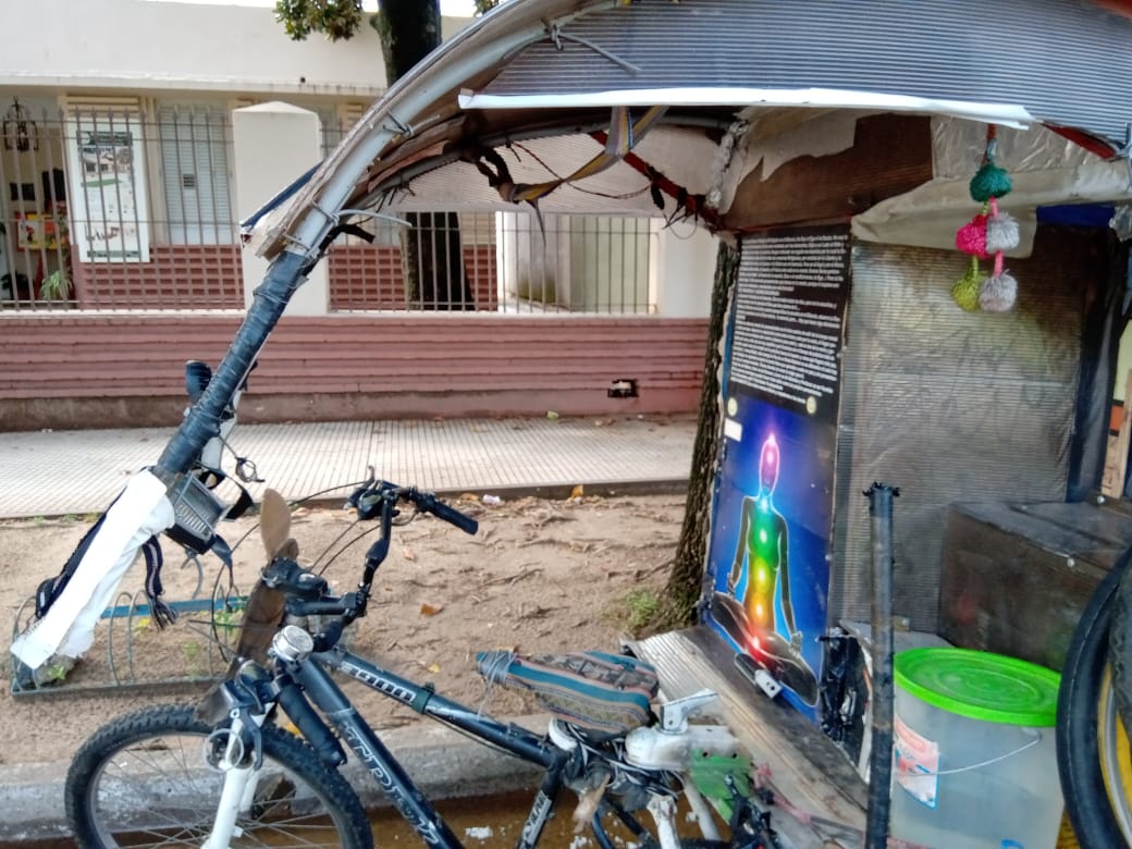 Nos visita un Español que recorre el mundo en su casa caracol