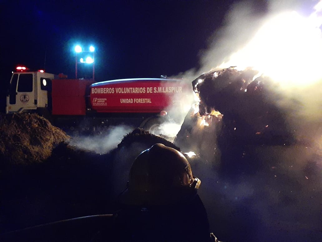 Tras 11 horas de arduo trabajo controlaron  gigantesco incendio de megafardos
