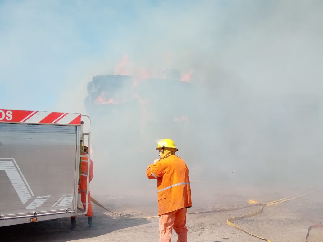 Finalizó el trabajo de Bomberos por el incendio de megafardos en un campo cercano a la ciudad