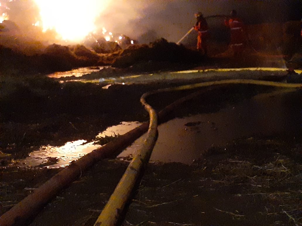 Tras 11 horas de arduo trabajo controlaron  gigantesco incendio de megafardos