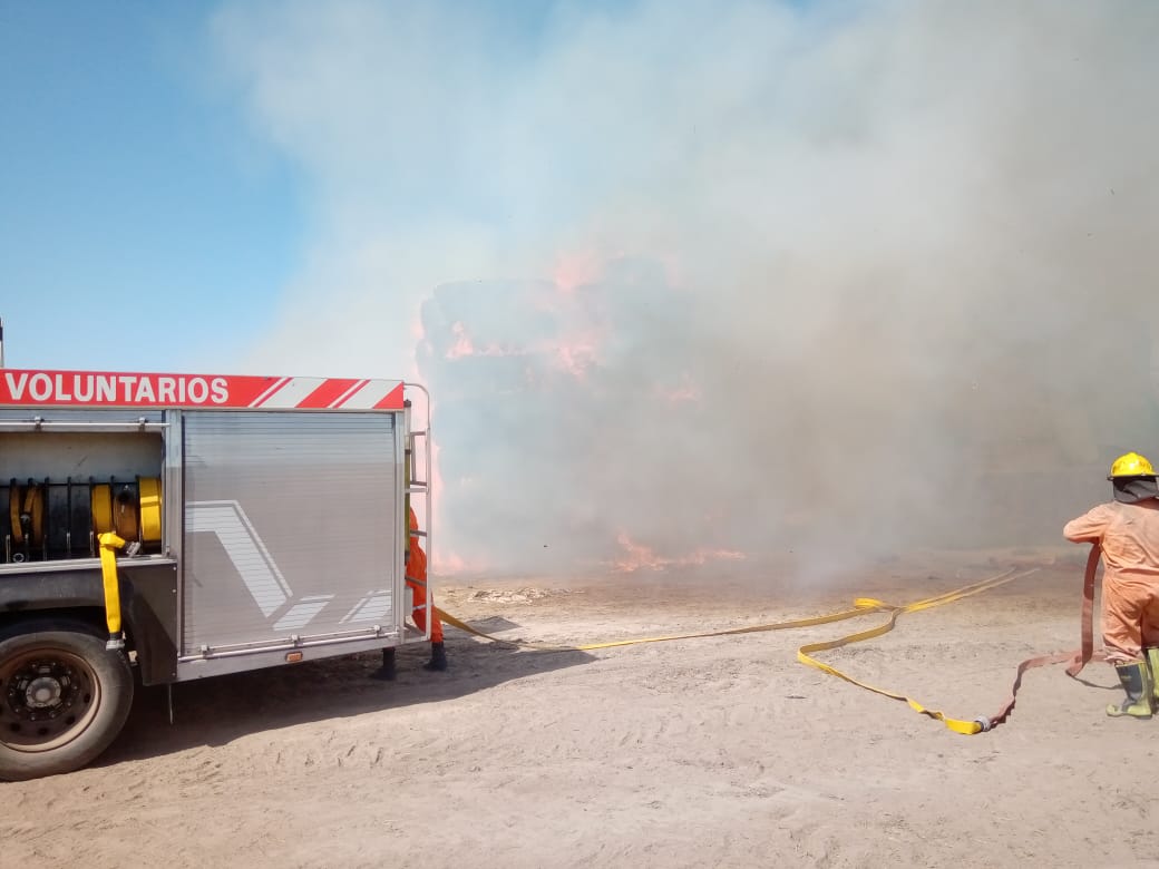 Finalizó el trabajo de Bomberos por el incendio de megafardos en un campo cercano a la ciudad