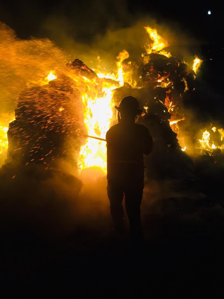 Tras 11 horas de arduo trabajo controlaron  gigantesco incendio de megafardos