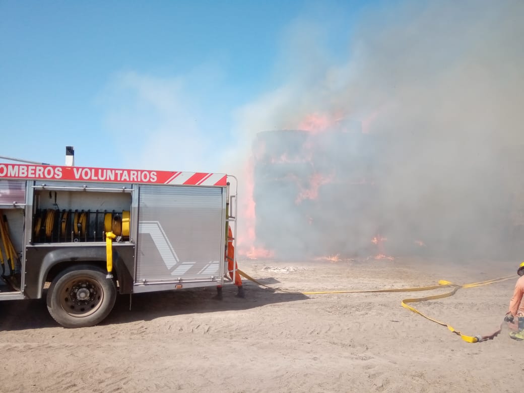 Finalizó el trabajo de Bomberos por el incendio de megafardos en un campo cercano a la ciudad
