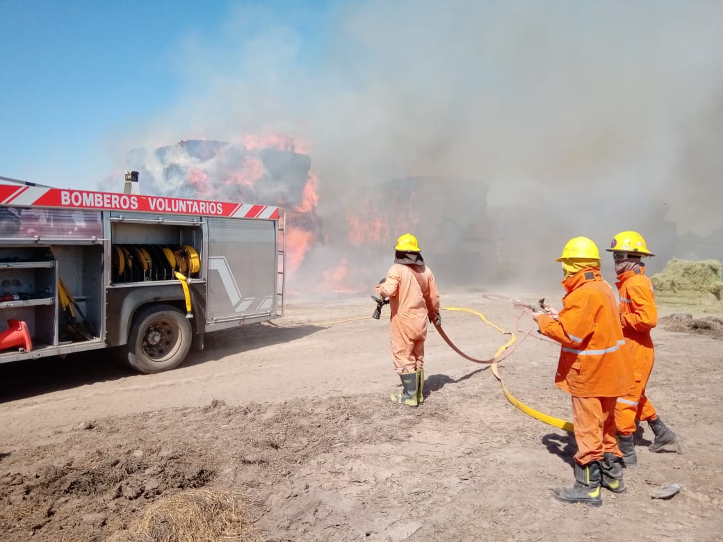 Finalizó el trabajo de Bomberos por el incendio de megafardos en un campo cercano a la ciudad