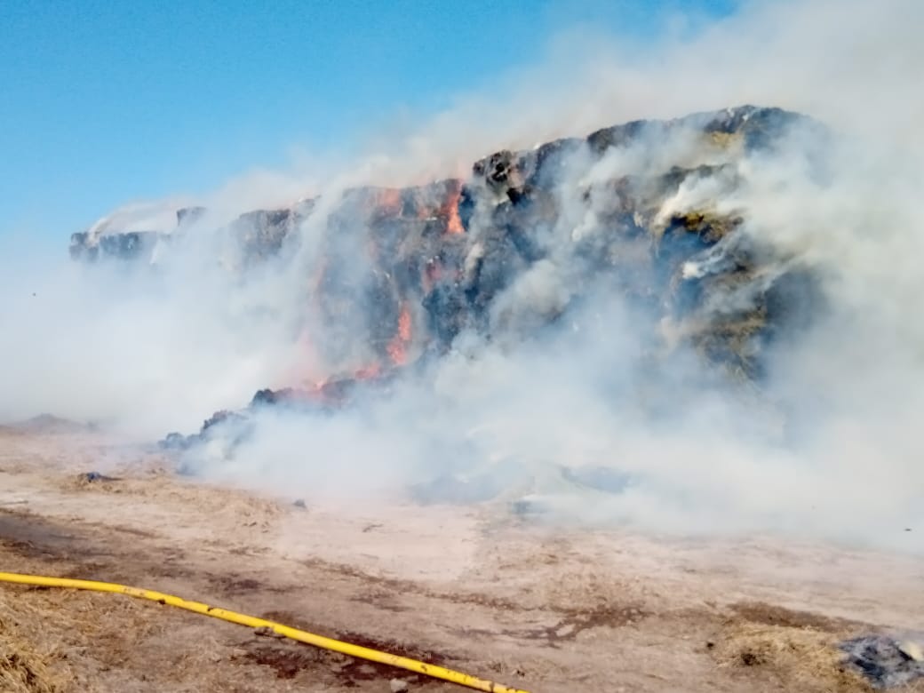 Finalizó el trabajo de Bomberos por el incendio de megafardos en un campo cercano a la ciudad