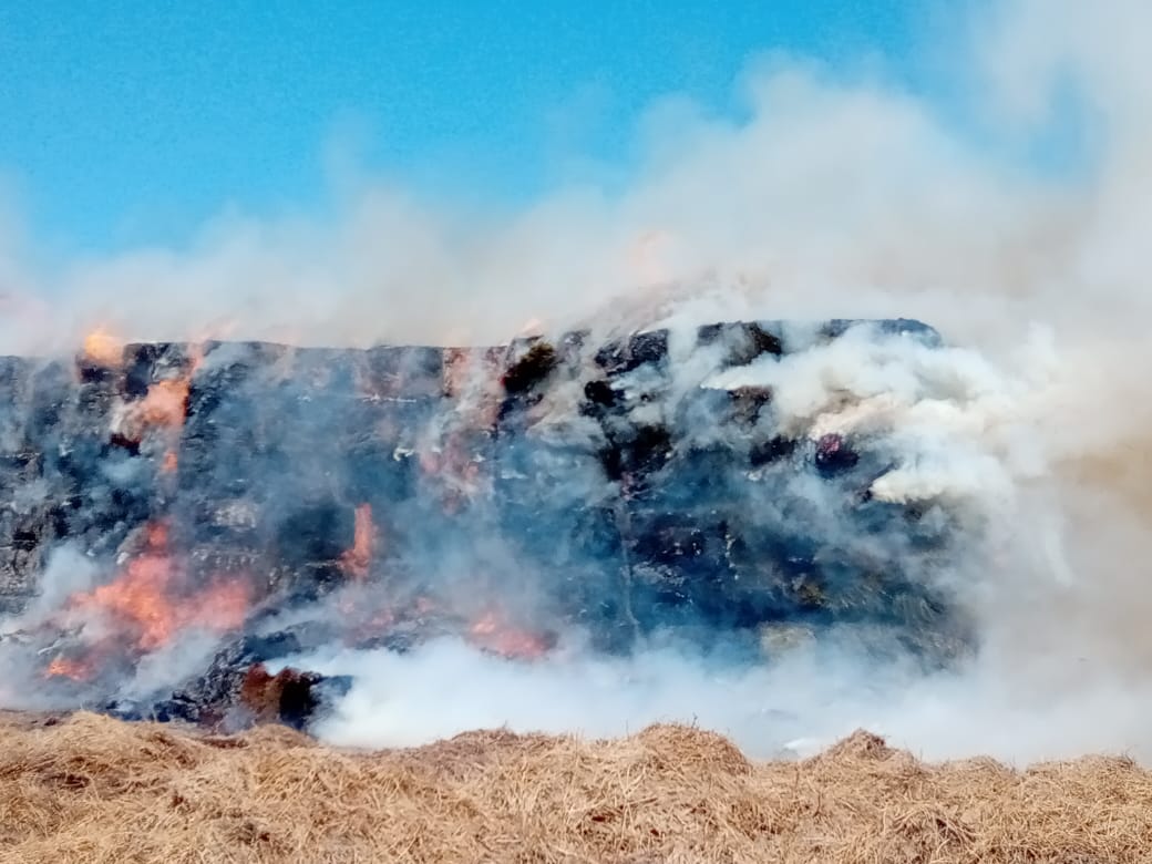 Finalizó el trabajo de Bomberos por el incendio de megafardos en un campo cercano a la ciudad