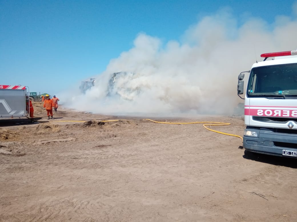 Finalizó el trabajo de Bomberos por el incendio de megafardos en un campo cercano a la ciudad