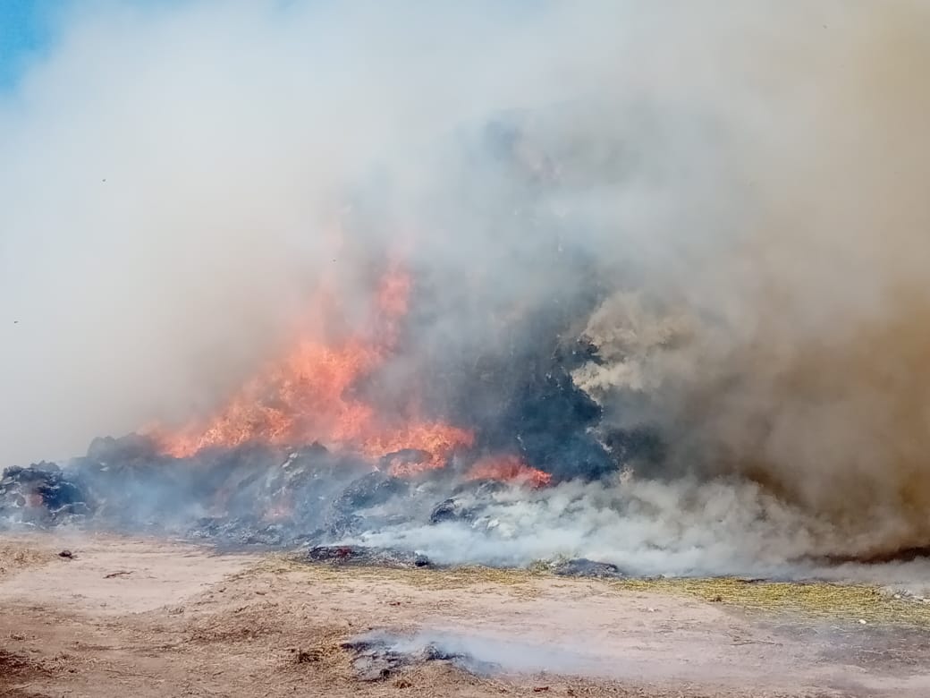 Finalizó el trabajo de Bomberos por el incendio de megafardos en un campo cercano a la ciudad