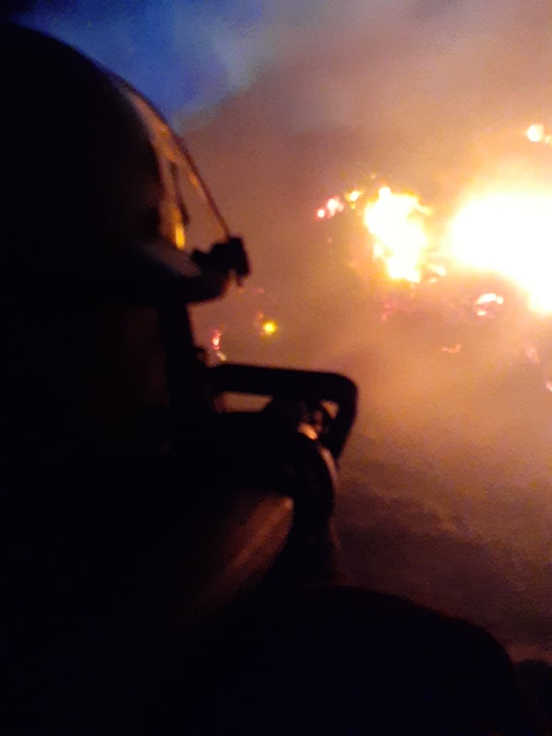 Incendio de megafardos en el campo de Ribone