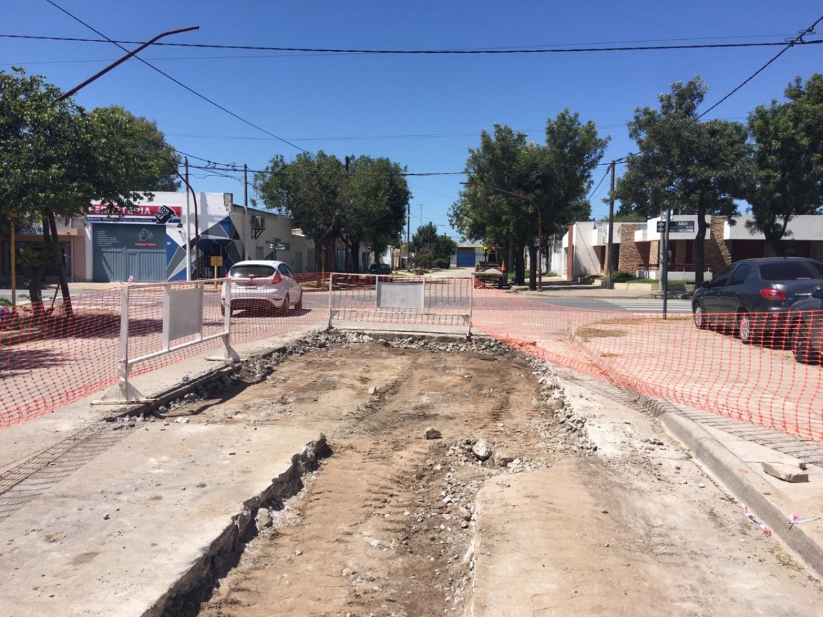 Continúan las obras de bacheo y limpian  un  canal