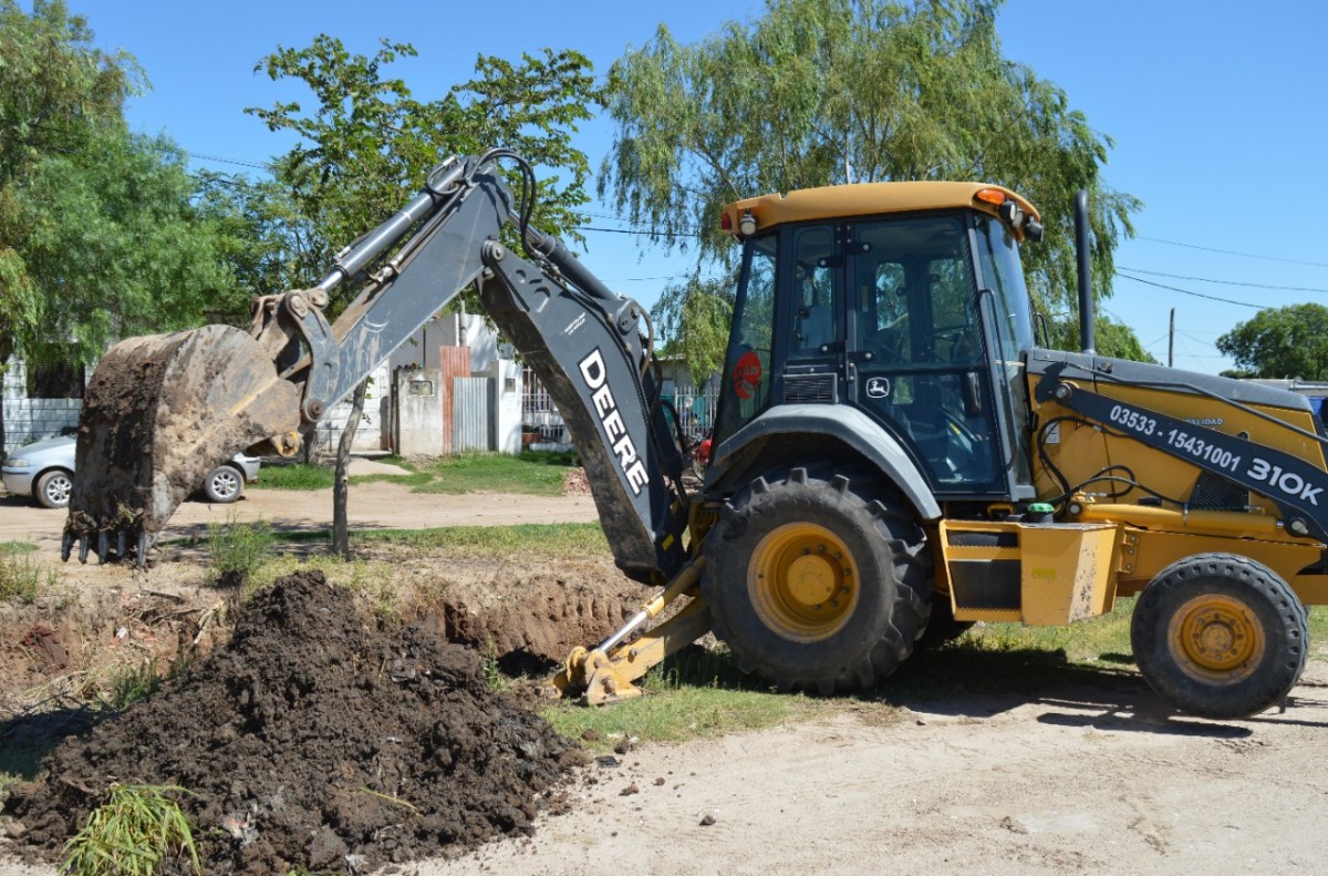 Continúan las obras de bacheo y limpian  un  canal