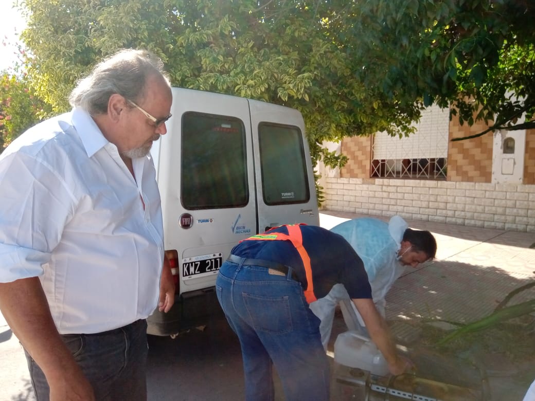 Realizan tareas de fumigación domiciliaria en Yrigoyen al 100 por un posible caso de dengue