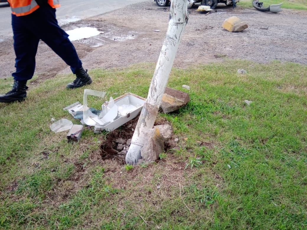 Automovilista chocó una vía blanca cerca de Las Varas