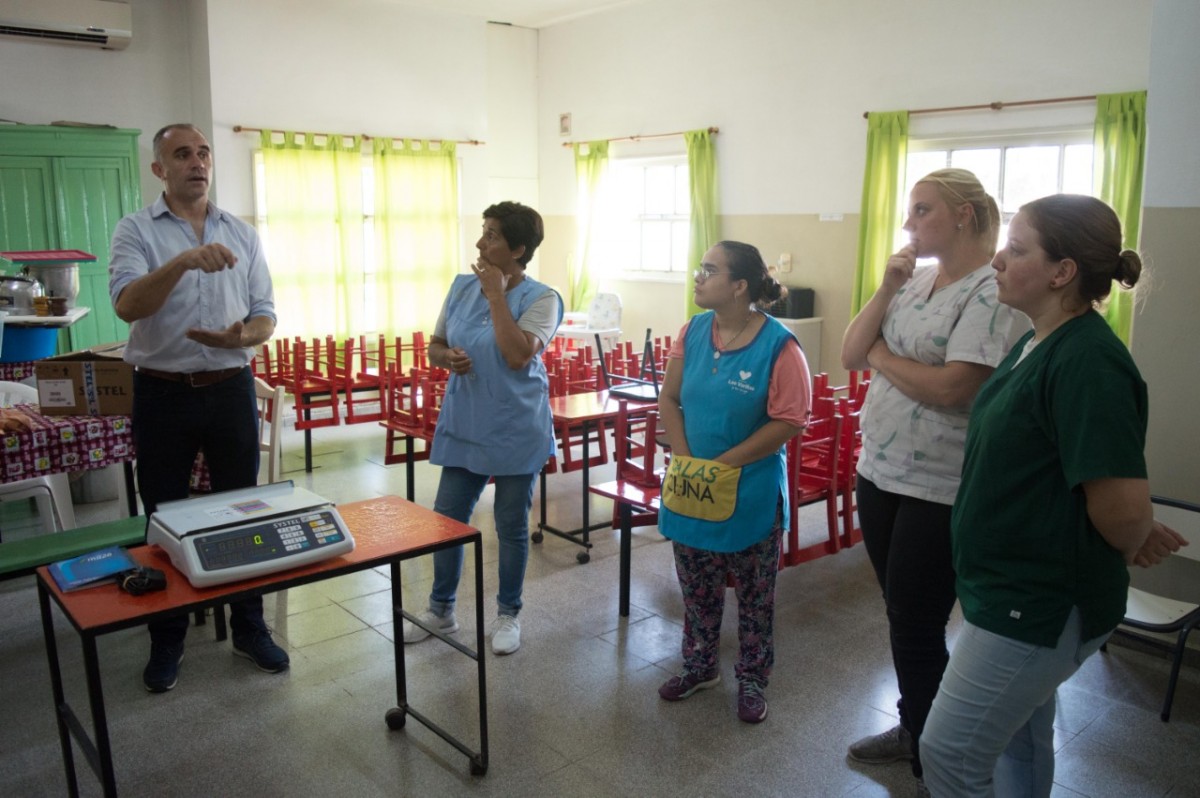 Entrega de  balanzas a instituciones