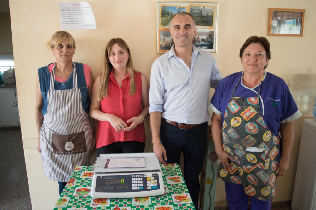 Entrega de  balanzas a instituciones