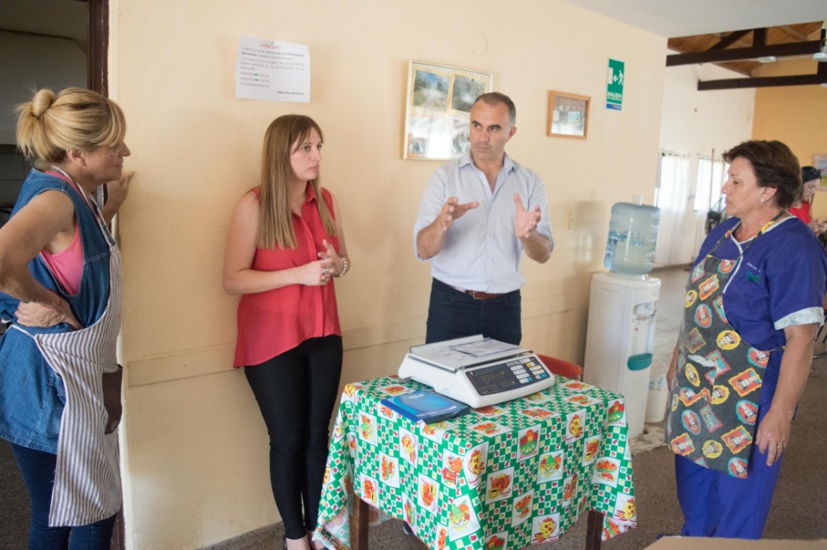 Entrega de  balanzas a instituciones
