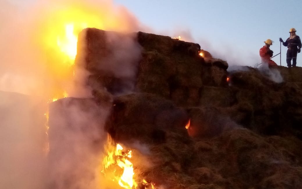 Incendio de megafardos en el campo de Ribone