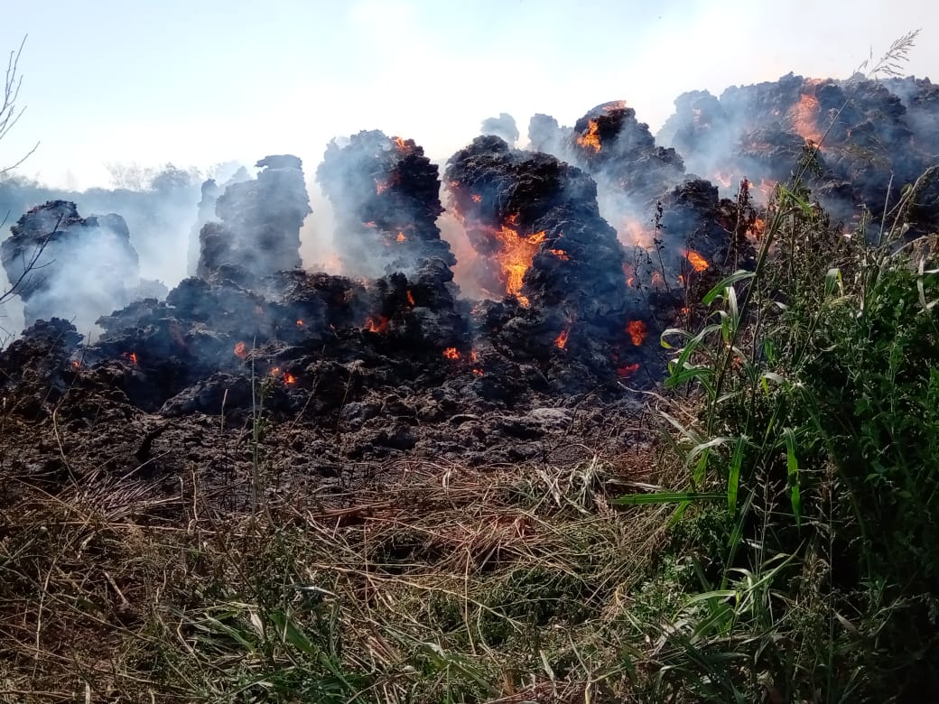 Finalizó el trabajo de Bomberos por el incendio de megafardos en un campo cercano a la ciudad