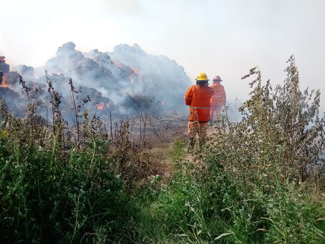 Finalizó el trabajo de Bomberos por el incendio de megafardos en un campo cercano a la ciudad