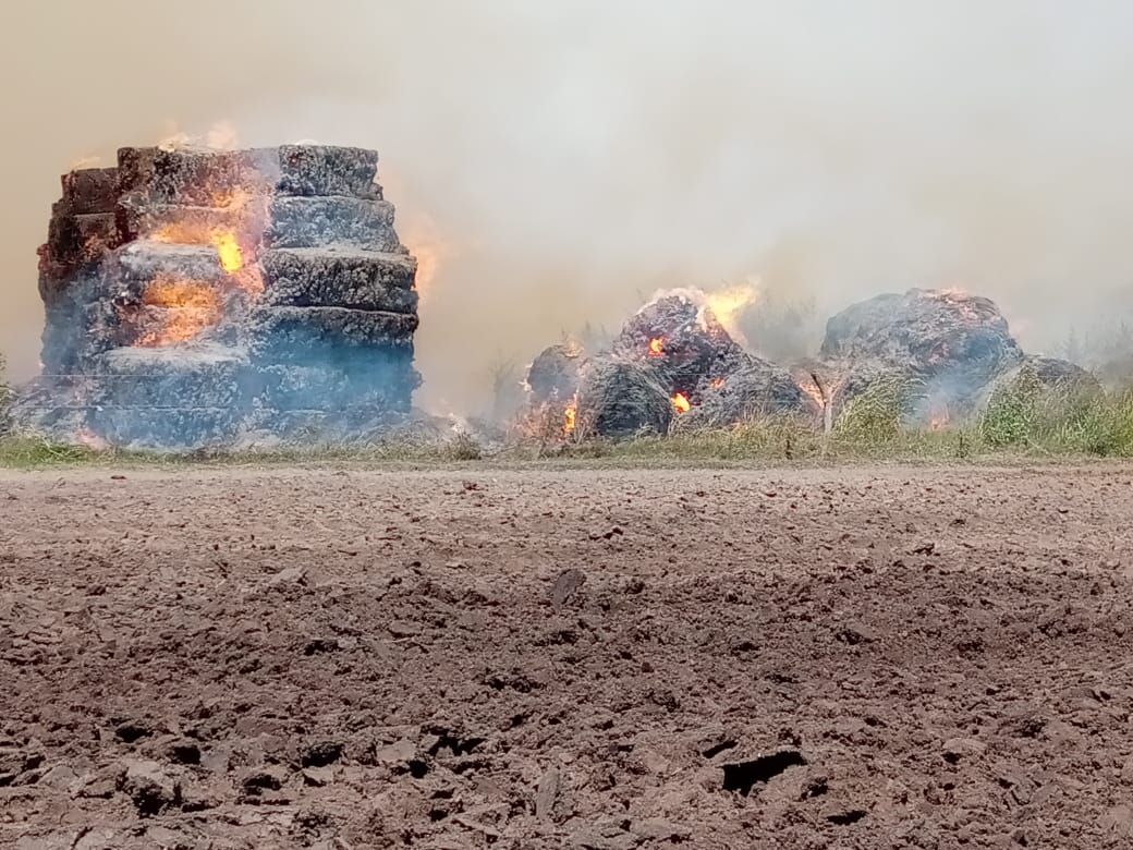 Finalizó el trabajo de Bomberos por el incendio de megafardos en un campo cercano a la ciudad